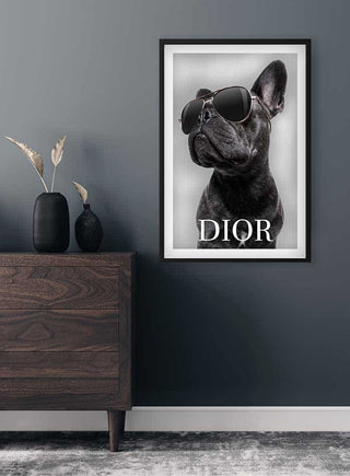 Framed Bulldog Dior Plakat featuring a black bulldog wearing sunglasses, hung on a modern living room wall.