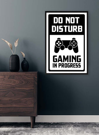 Do Not Disturb Gamer Plakat with game controller icon and 'Gaming in Progress' text on a wall above a dresser.